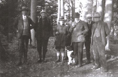 Anne Faber op jacht ( 3e van links )