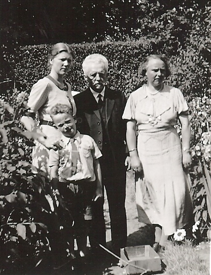 Ida, Anne, Emmy en zoon Daan van dr. Wijma in Langweer
