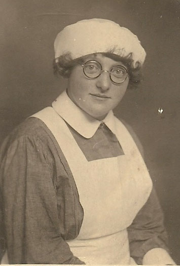 Ida in verpleegster uniform