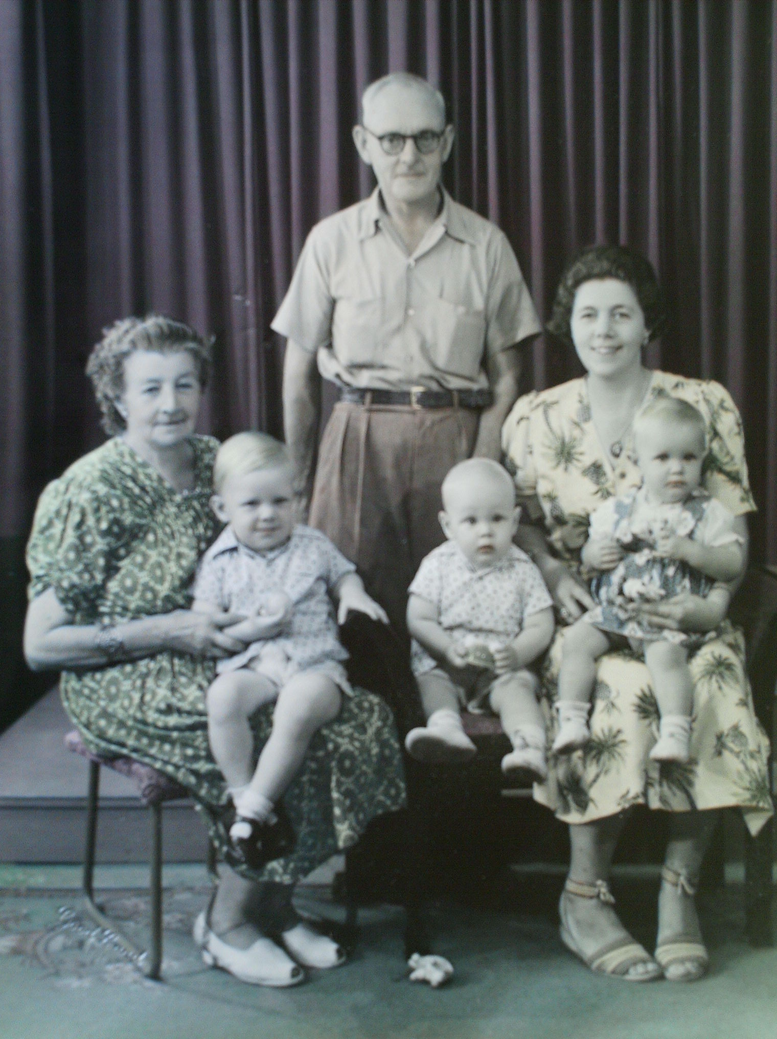 Familiefoto uit 1952, oma, Gerke, Gerard Taco, Engelbert, Ma en Margreet