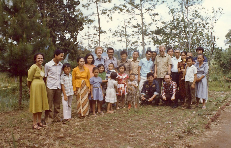 de koempoelan met de familie in Indonesië in 1977
